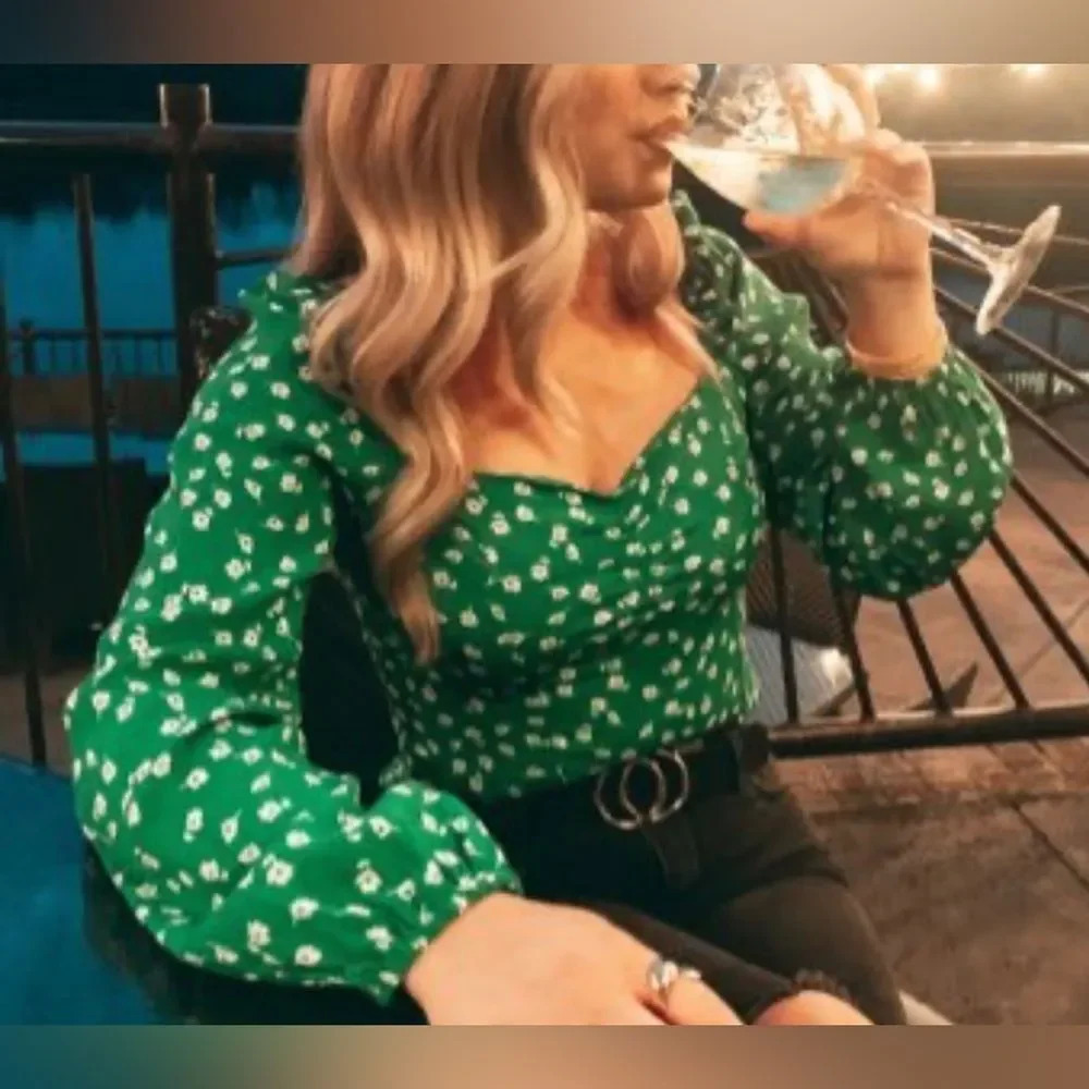 💚 Romantic Green Floral Puff-Sleeve Top 💚 - Picture 7 of 9